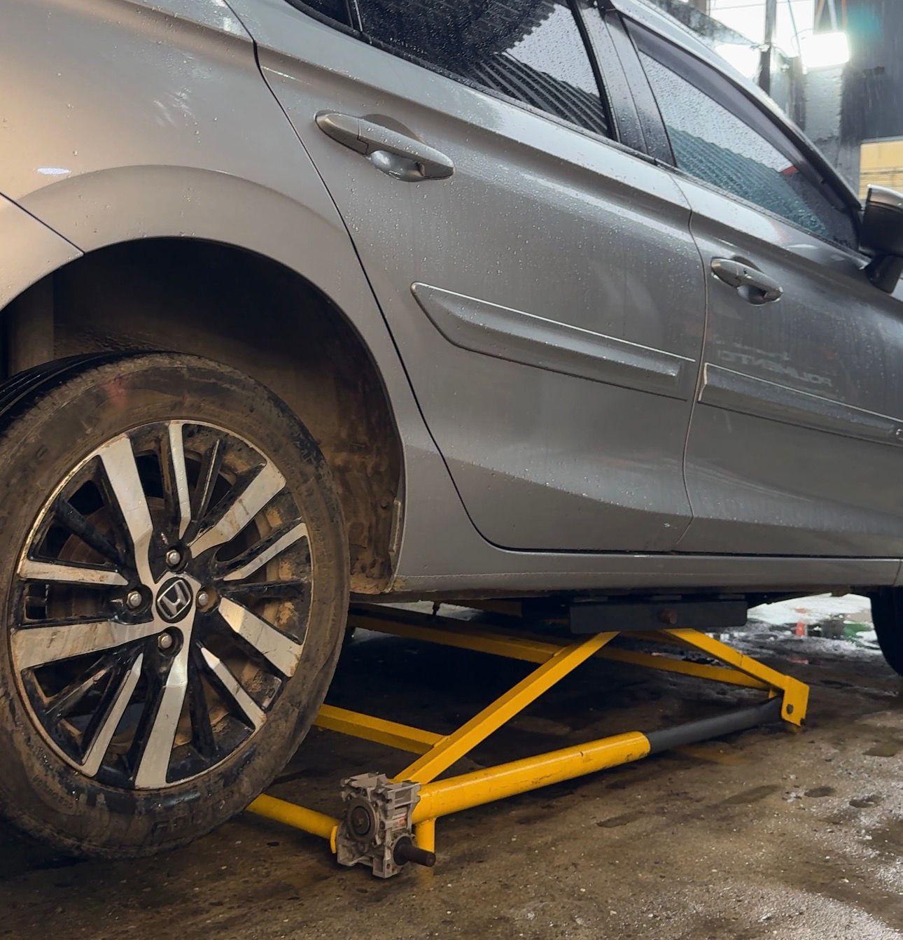 Veículo elevado para detalhamento das caixas de rodas
